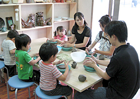 子供体験陶芸教室の風景