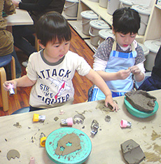 都内で陶芸体験、小学生